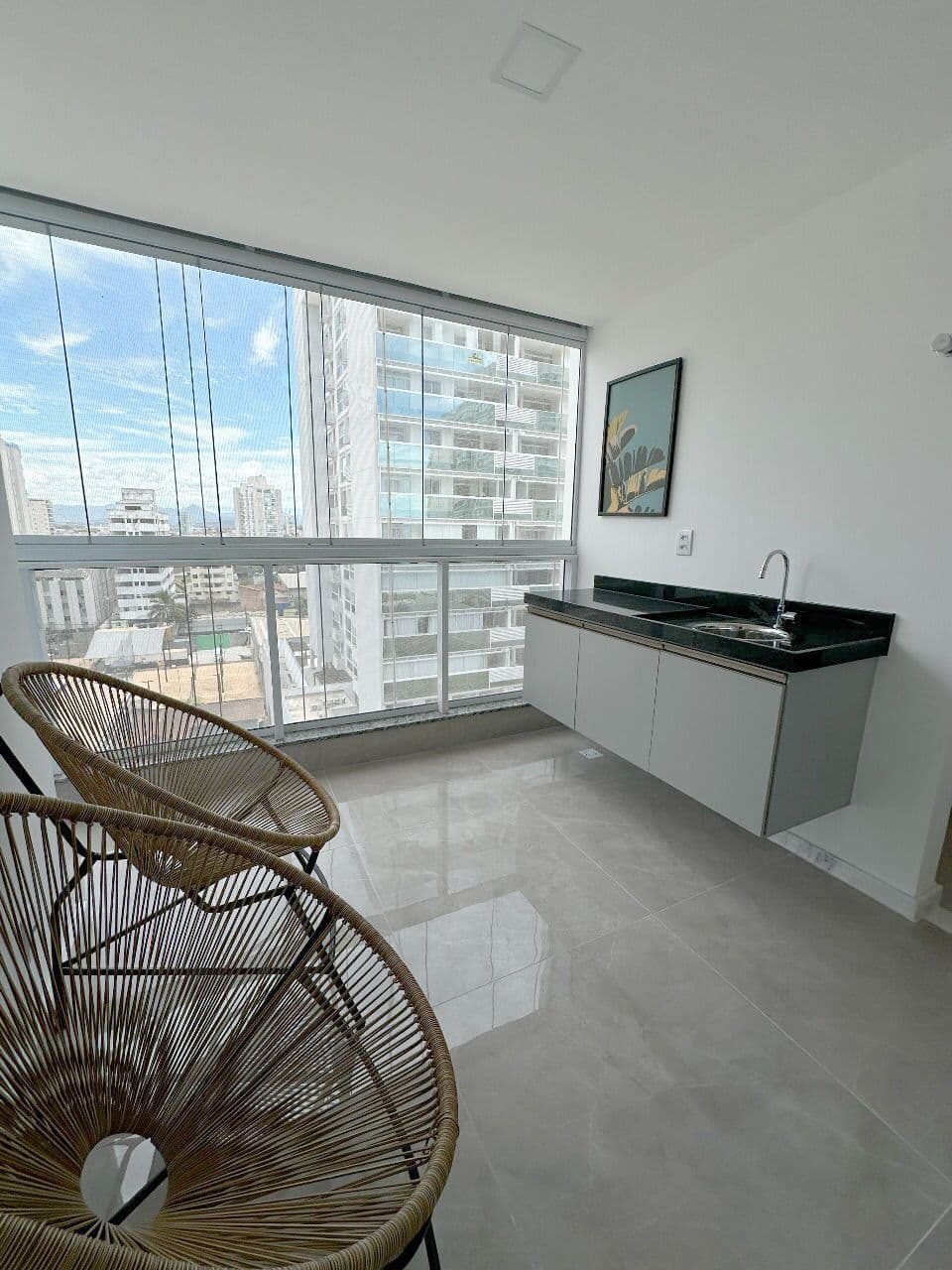 Apto novo, na quadra do mar, 74m², 3 quartos, 1 suíte, 2 vagas, lazer completo - Praia de Itaparica