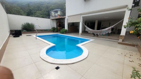 Casa Triplex na Praia da Costa com 409m², 5 quartos, 2 suítes, 4 vagas, lazer privativo com piscina.