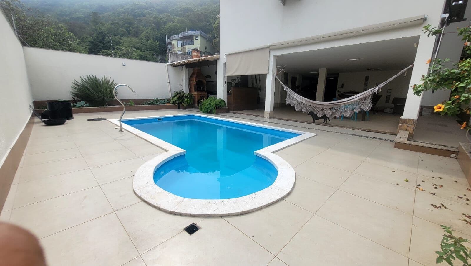 Casa Triplex na Praia da Costa com 409m², 5 quartos, 2 suítes, 4 vagas, lazer privativo com piscina.