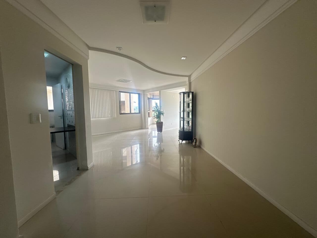 Apartamento 223m², 4 quartos, 2 suítes, varanda, 2 vagas, lazer completo.