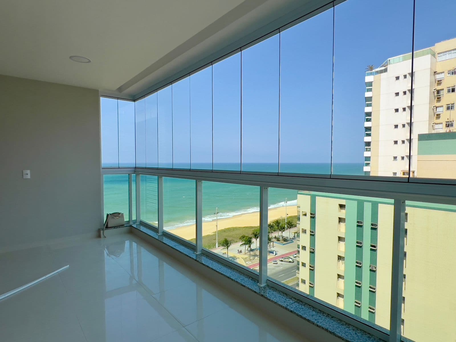 Apartamento vista mar, andar alto, 89m², 3 quartos, 1 suíte, 2 vagas, lazer de clube