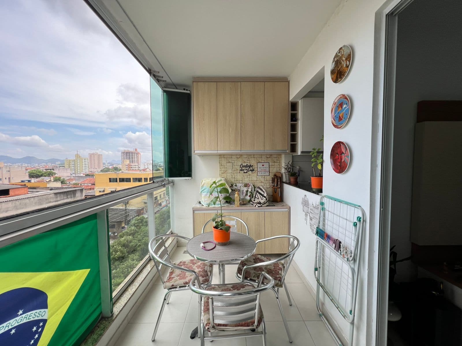 Apartamento 70m², 2 quartos, 1 suíte, varanda, 1 vaga coberta, lazer completo.