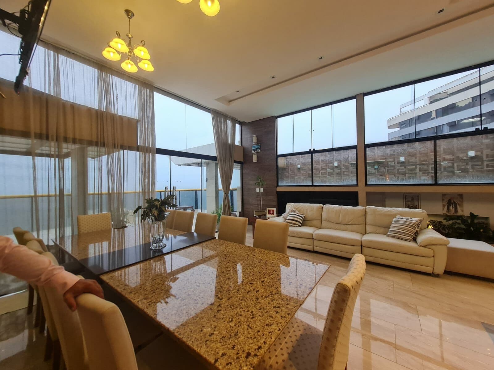 Cobertura Duplex de 720m², 1 Apartamento por andar, Frente para o mar, com vista oceânica, Sol da manhã, Montado, Móveis Planejado.