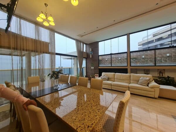 Cobertura Duplex de 720m², 1 Apartamento por andar, Frente para o mar, com vista oceânica, Sol da manhã, Montado, Móveis Planejado.