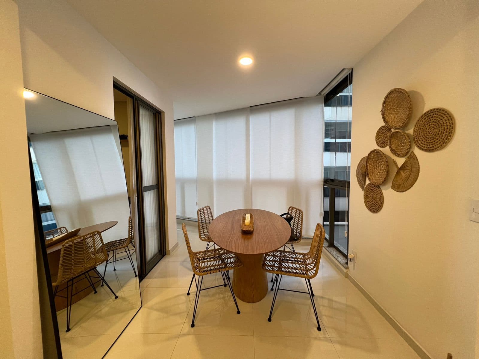 Apartamento na quadra do mar, prédio frente mar, 105m², 3 quartos, 1 suíte, 2 vagas - Praia de Itapuã