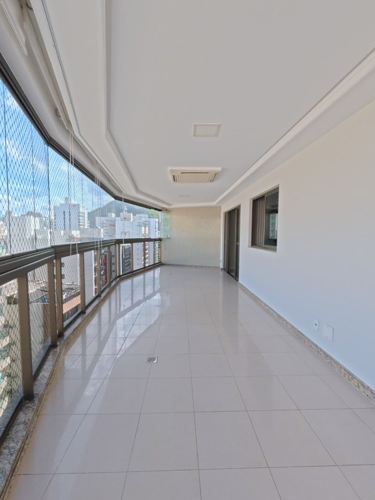 Apartamento 125m², 3 quartos, 1 suíte, varandão, 2 vagas, lazer completo.