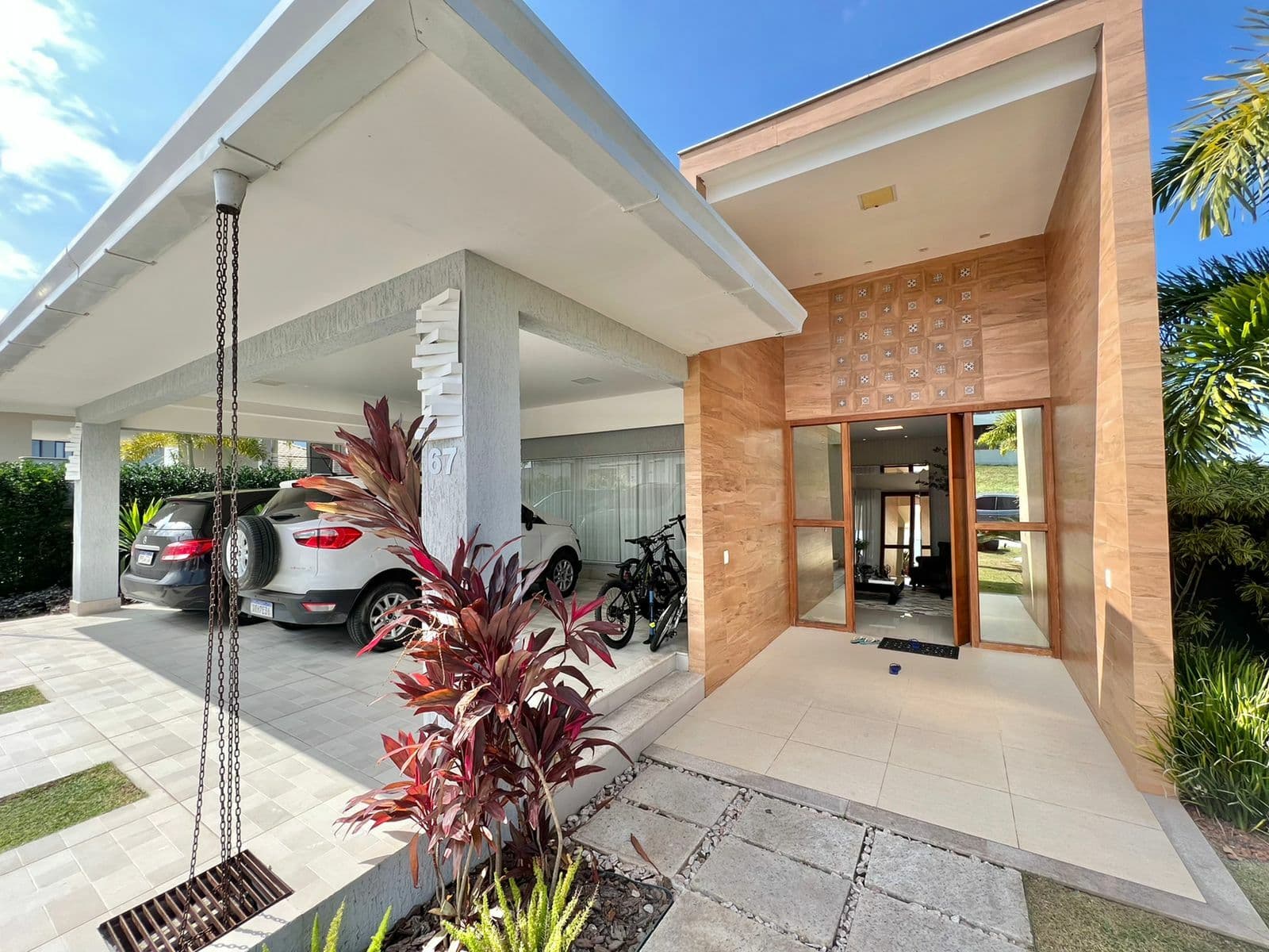 Casa Linear em Condomínio no Riviera Park - Com 420m²; Terreno 752m²; 5 suítes (2 canadenses); 6 Vagas; Área privativa com piscina, área gourmet e churrasqueira.