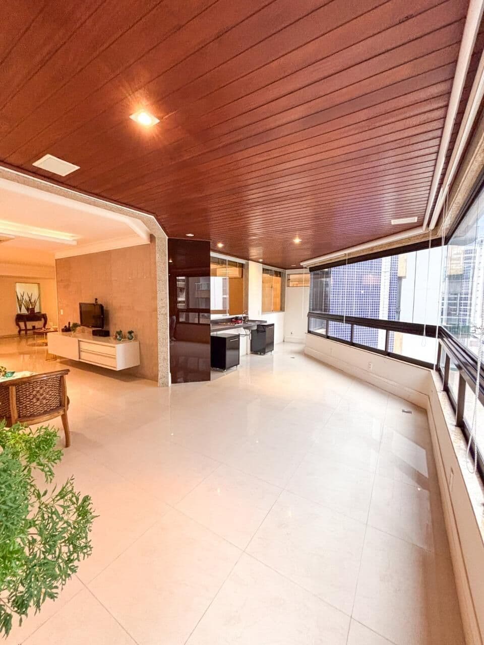 Apartamento na quadra do mar, reformado, 257m², 4 quartos, 2 suítes, 3 vagas - Praia de Itapuã