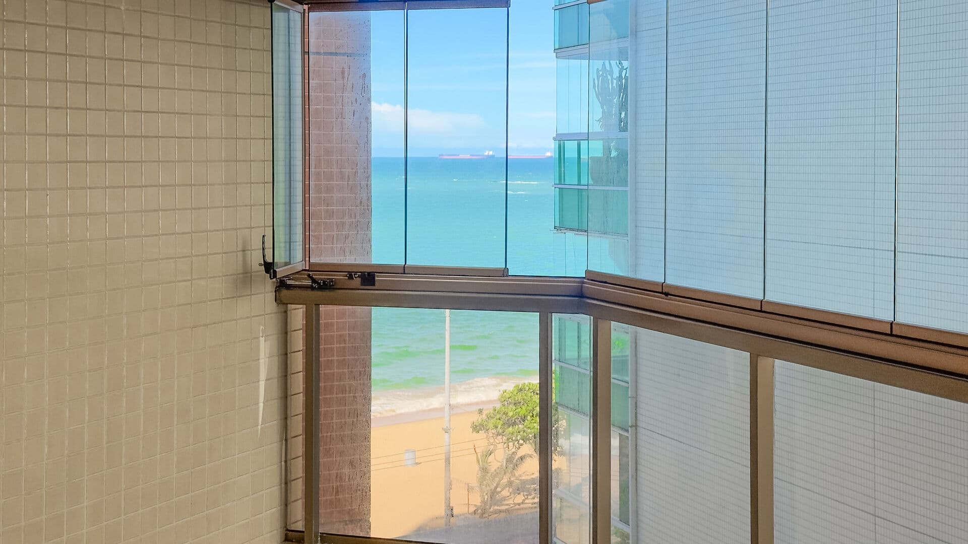 Apartamento 140m², prédio frente mar, 3 quartos, 1 suíte, 2 vagas - Praia de Itapuã