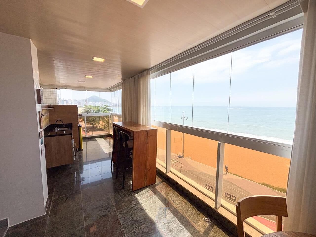 Apartamento frente ao mar da Praia de Itapuã, 350m², 4 quartos, 2 suítes, 2 vagas de garagem
