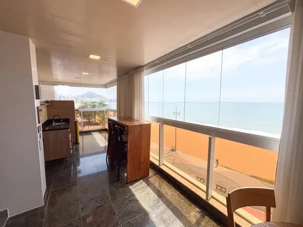 Apartamento frente ao mar da Praia de Itapuã, 350m², 4 quartos, 2 suítes, 2 vagas de garagem