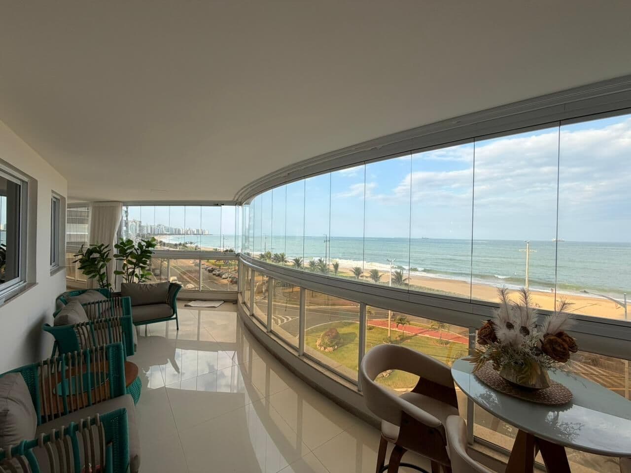 Apartamento frente para o mar da Praia de Itaparica, 4 quartos, 2 suítes, 180m², no prédio mais desejados de Itaparica