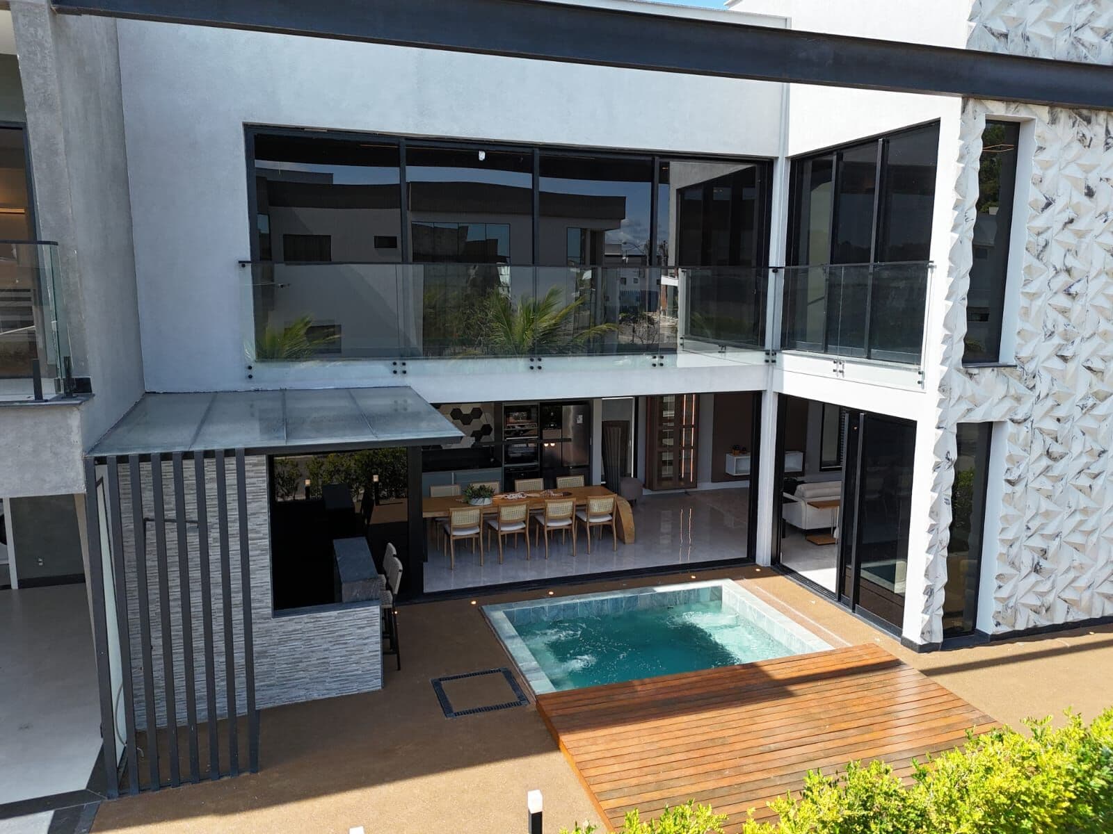 Casa Duplex, 215m², mobiliada e decorada, energia solar, 3 suítes, 4 vagas, espaço gourmet, piscina.