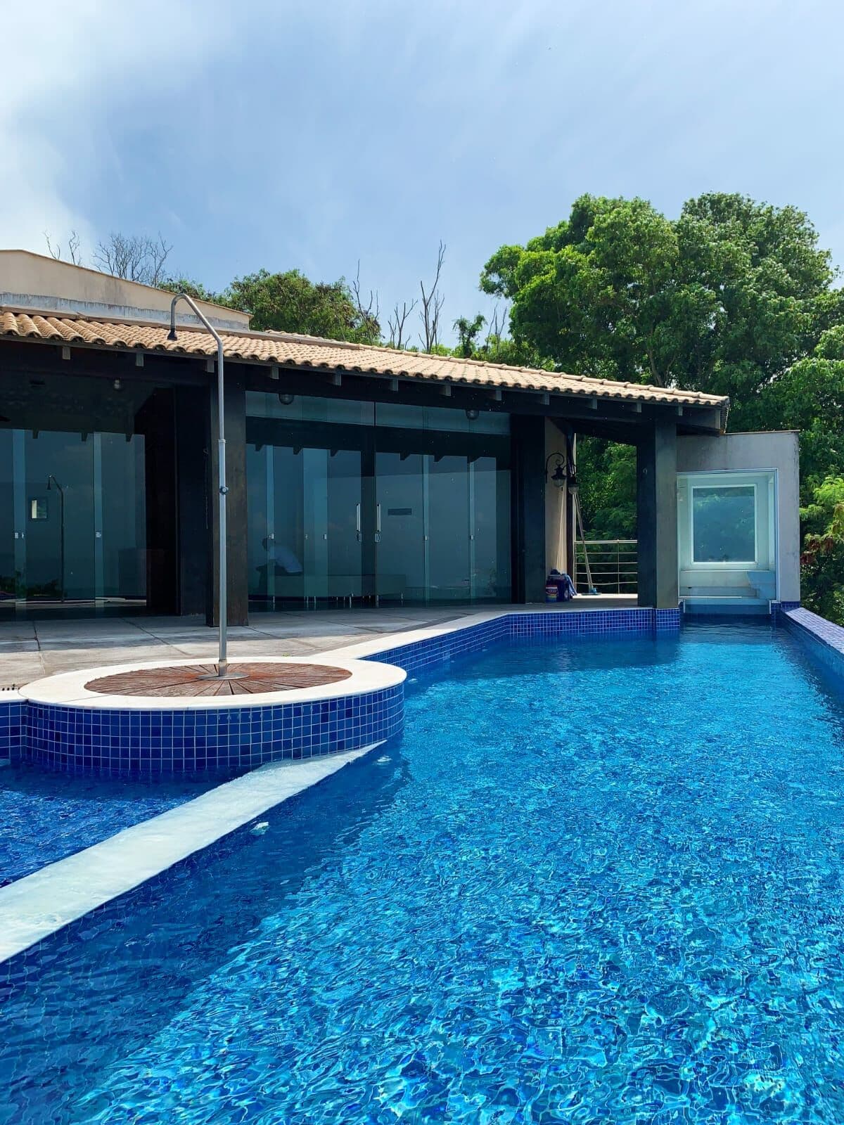 Casa Duplex 422m², 4 Quartos; 4 Suítes; 3 Banheiros; Enorme área de serviço; Lavabo; Cozinha estilo americana; 5 vagas.