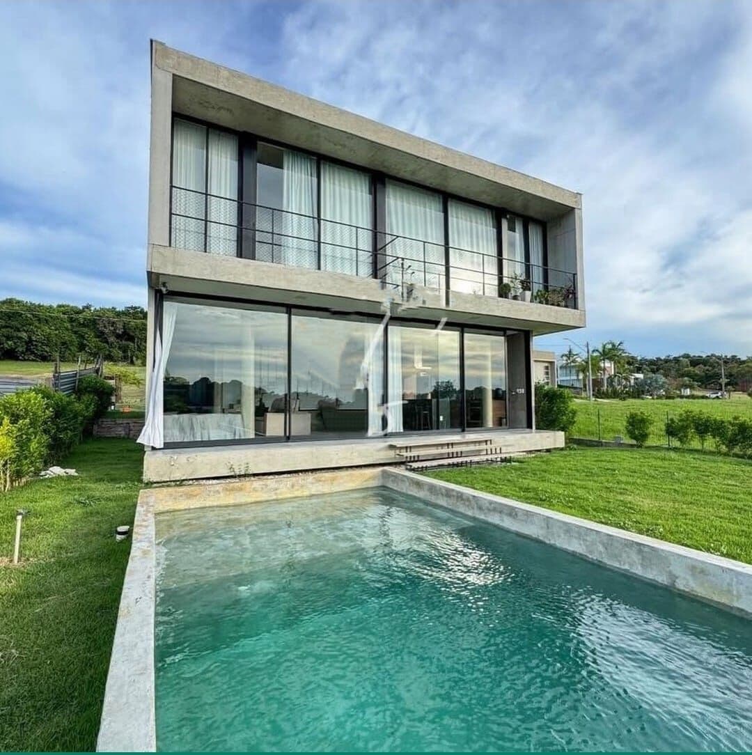 Casa Duplex 400m², Terreno 756m², 6 quartos, 4 suítes, ; 4 vagas de garagem.