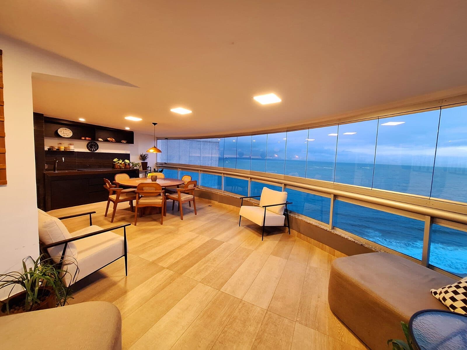 Apto frente mar, andar alto, 200m², 3 quartos, 2 suítes, 3 vagas, lazer clube - Praia de Itaparica