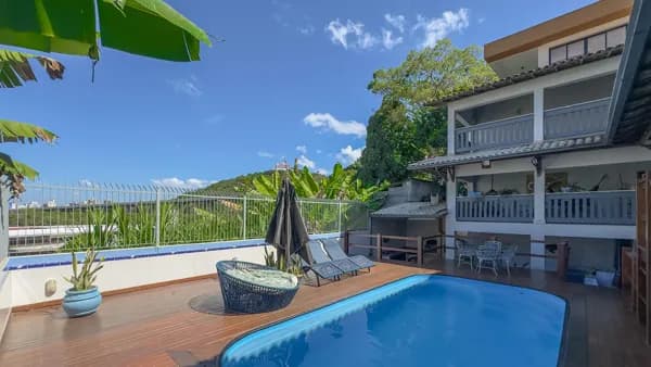 Casa Triplex com vista para o Convento da Penha e terceira ponte. 420m², 5 quartos, 1 suíte e lazer privativo