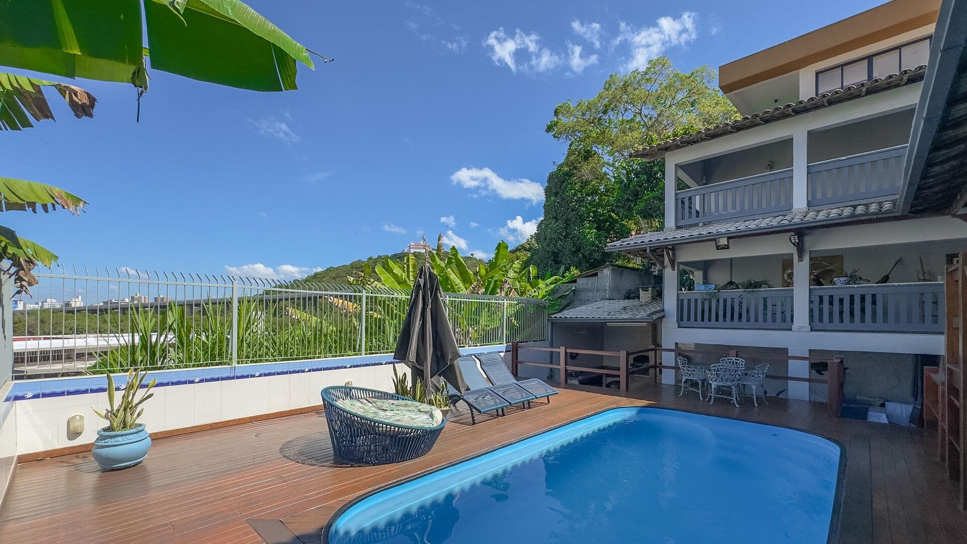 Casa Triplex com vista para o Convento da Penha e terceira ponte. 420m², 5 quartos, 1 suíte e lazer privativo
