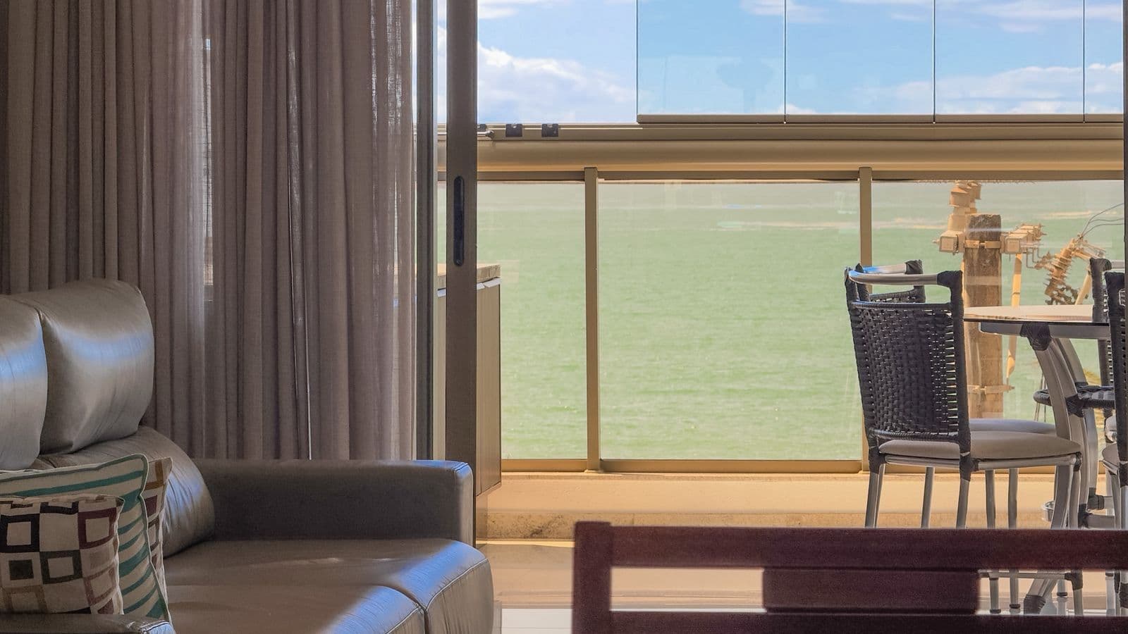 Apartamento de frente para o mar, 220m², 4 suítes, 4 vagas e um lazer de clube completo