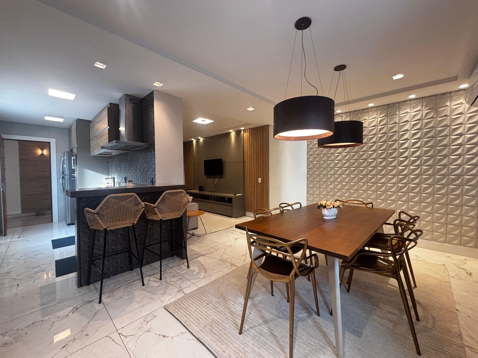 Casa Triplex Alto Padrão 395m², 5 quartos, 1 suíte, 3 vagas cobertas, piscina, cozinha gourmet, sauna Araçás