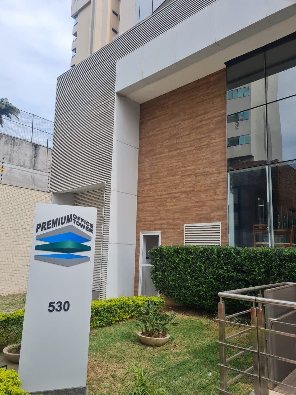 Sala comercial 27,32m², 1 lavabo, 01 WC, copa, 1 vaga de garagem.