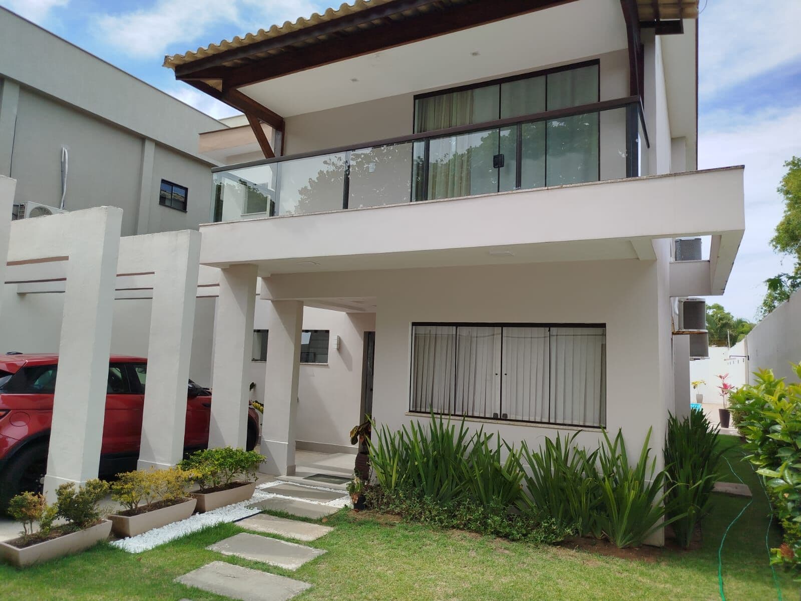 Casa Duplex 230m², terreno 381m², 4 quartos, 3 suítes, 2 vagas, piscina