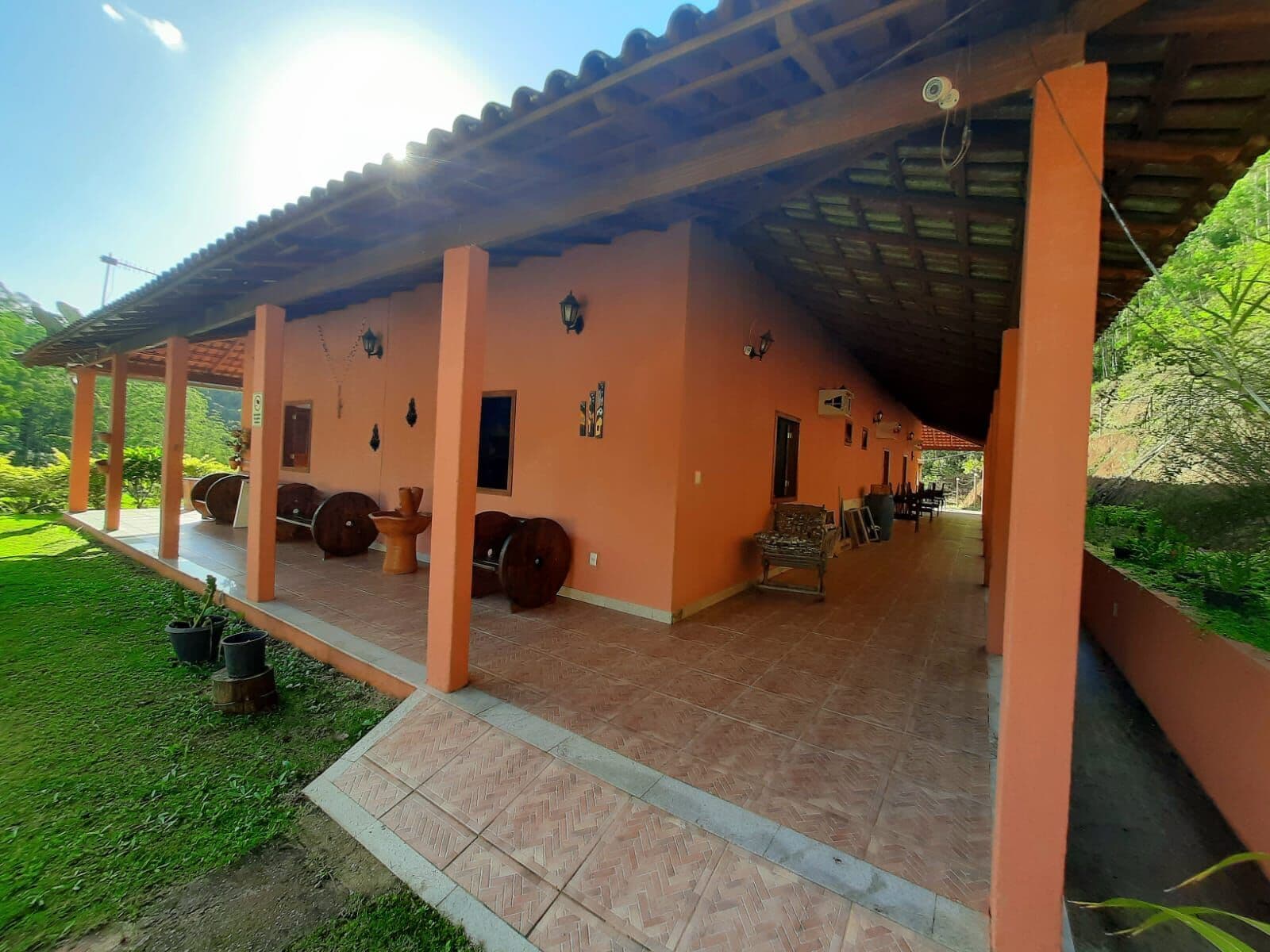 Sítio de 30.225m², 2 casas, escriturado, pomar, 2 lagos, área gourmet com churrasqueira e fogão a lenha