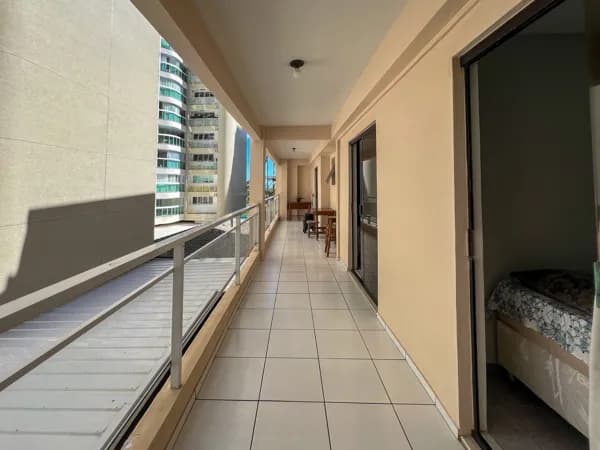 Apartamento na quadra do mar — Praia de Beverly Hills, Itapuã (120 m²)