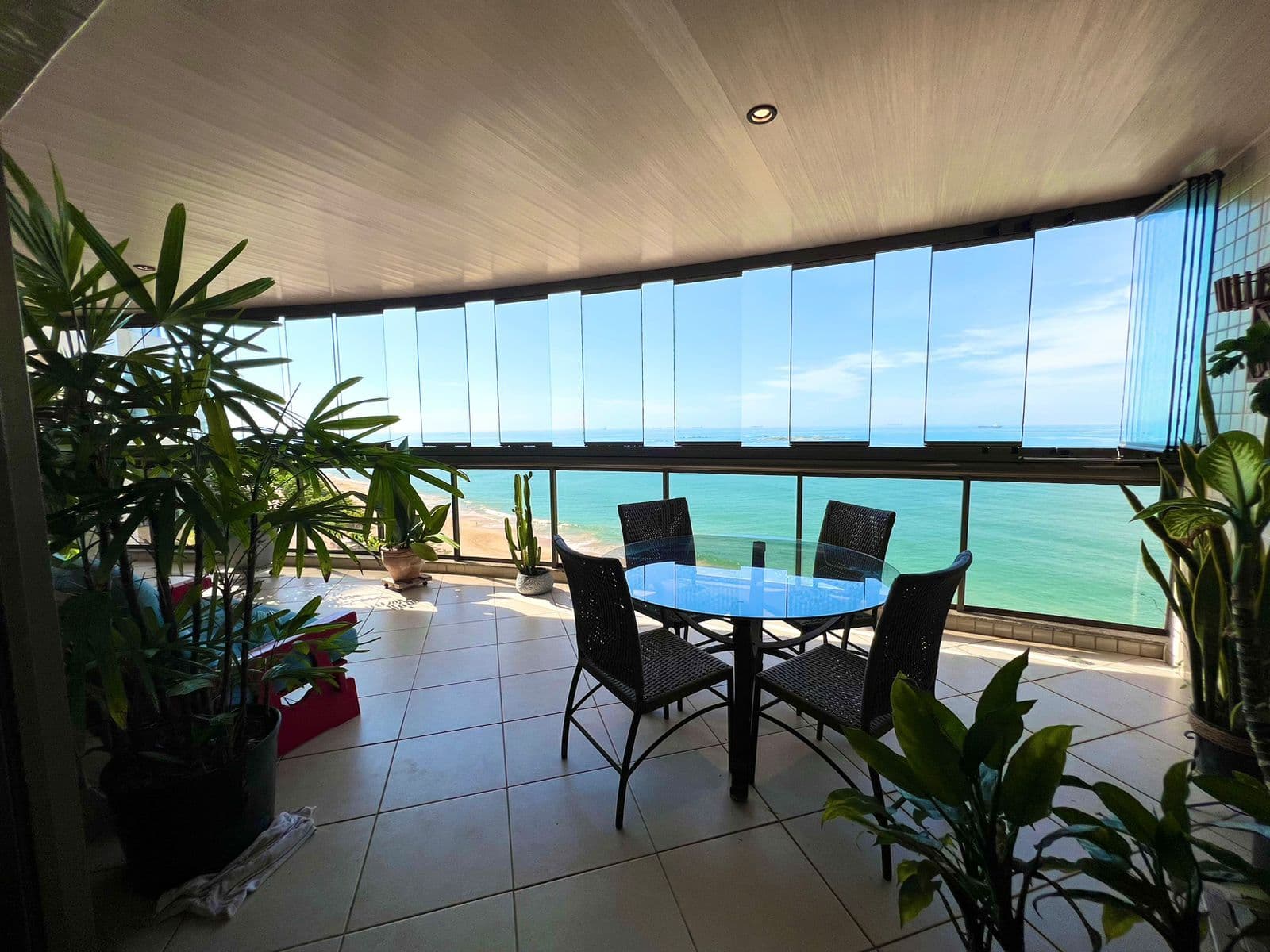 Apartamento frente mar, 170m², 4 quartos, 2 suítes, 3 vagas e lazer de clube