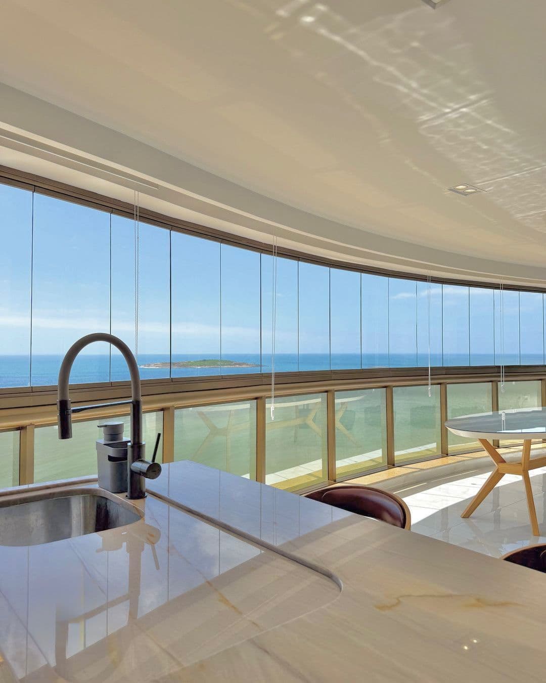 Apartamento frente ao mar, 220m², 3 suítes, varanda, 3 vagas, lazer de clube