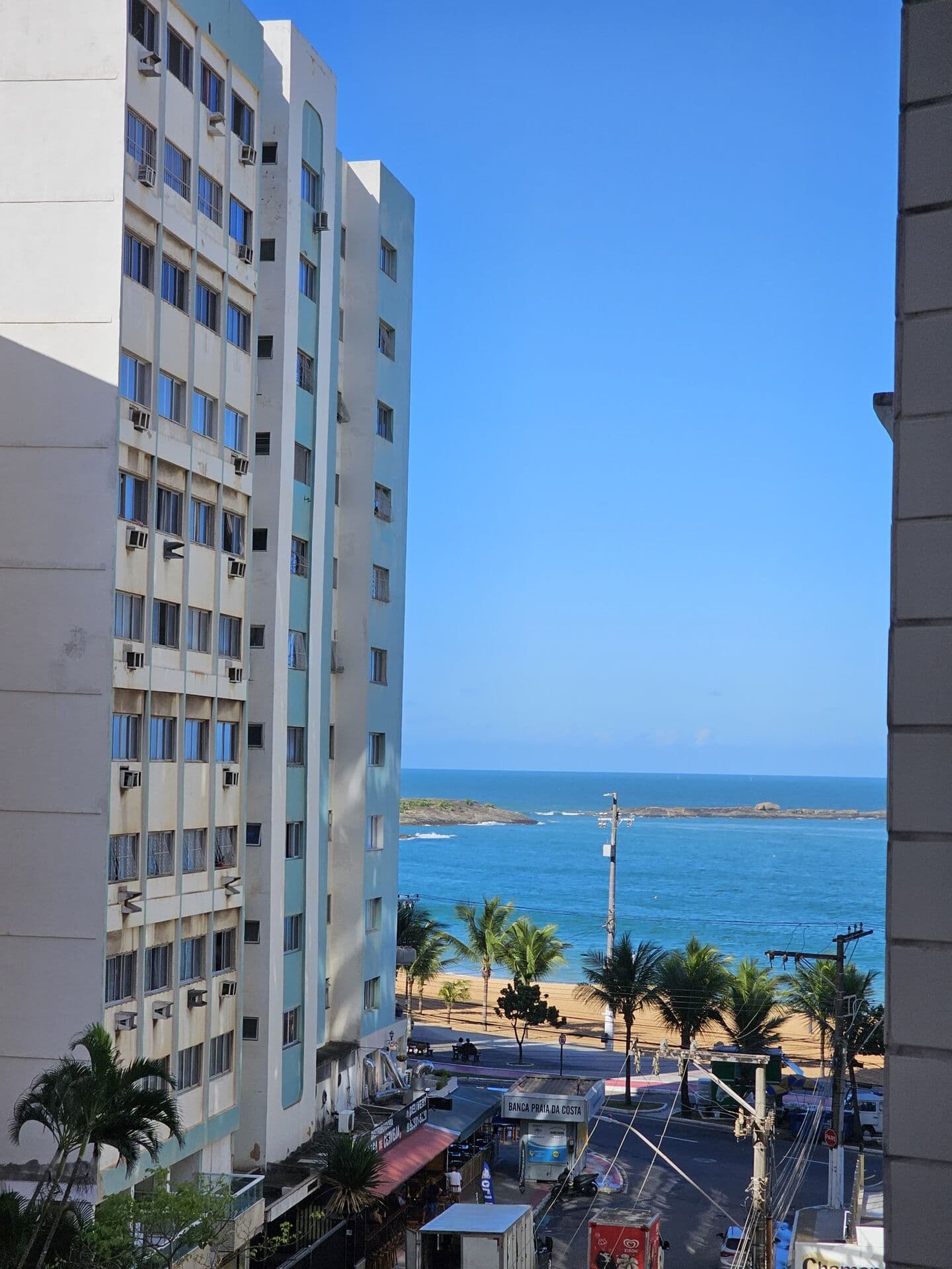 Ed. Albérico Nicoletti - Praia da Costa - Quadra do mar. Apto 3 quartos, 1 suíte, 1 vaga