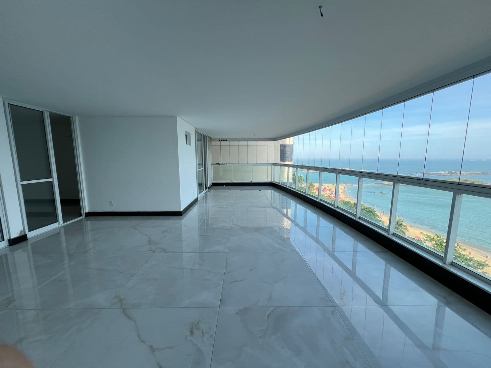 Apartamento, prédio novo, frente mar, 250m², 4 suítes, 4 vagas, lazer completo