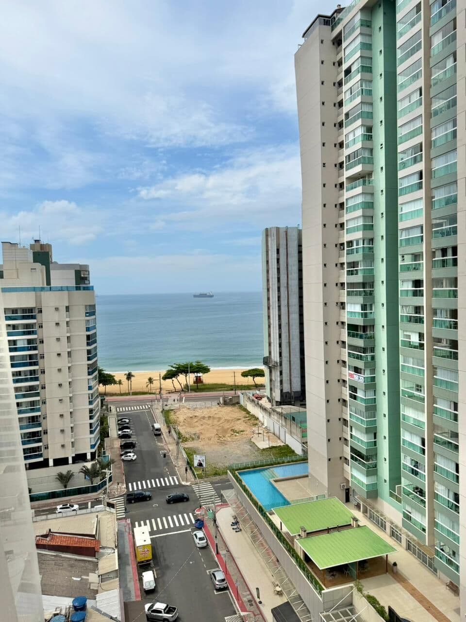 Apartamento vista mar na Praia de Itapuã, 107m², 2 quartos, 1 suíte, 2 vagas e lazer completo