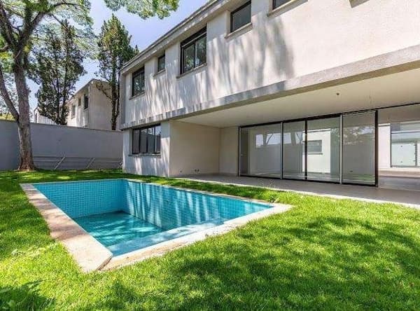Casa de 719m² com Piscina em Condomínio