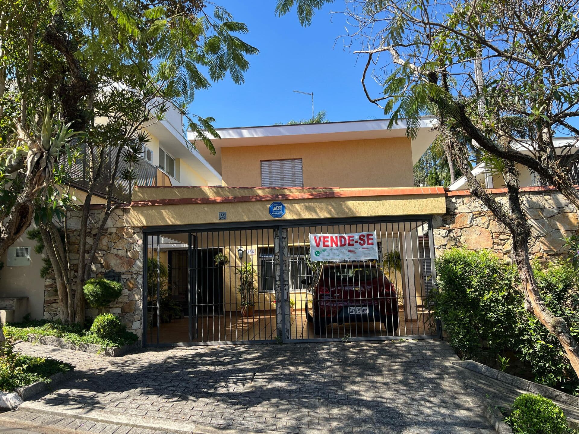 Casa a venda em rua tranquila e segura na região do Brooklin, 240m², 3 dormitórios, 1 suíte, 3 vagas.