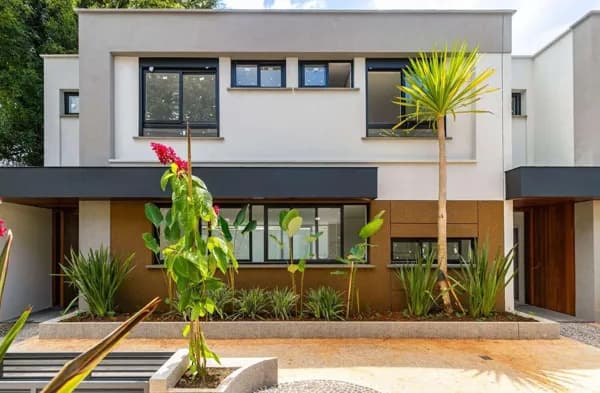 Casa de 450m² com Piscina em Condomínio