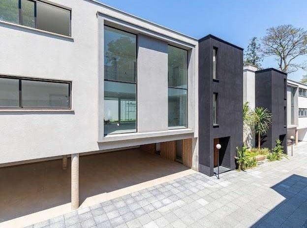 Casa de 686m² com Piscina em Condomínio