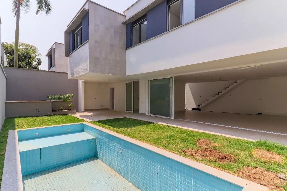 Casa com Piscina em Condomínio