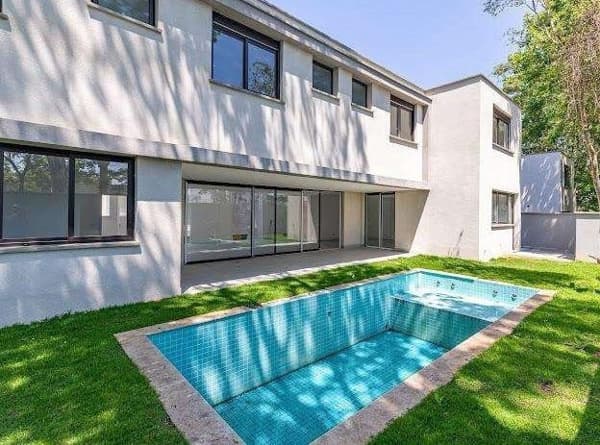 Casa de 712m² com Piscina em Condomínio