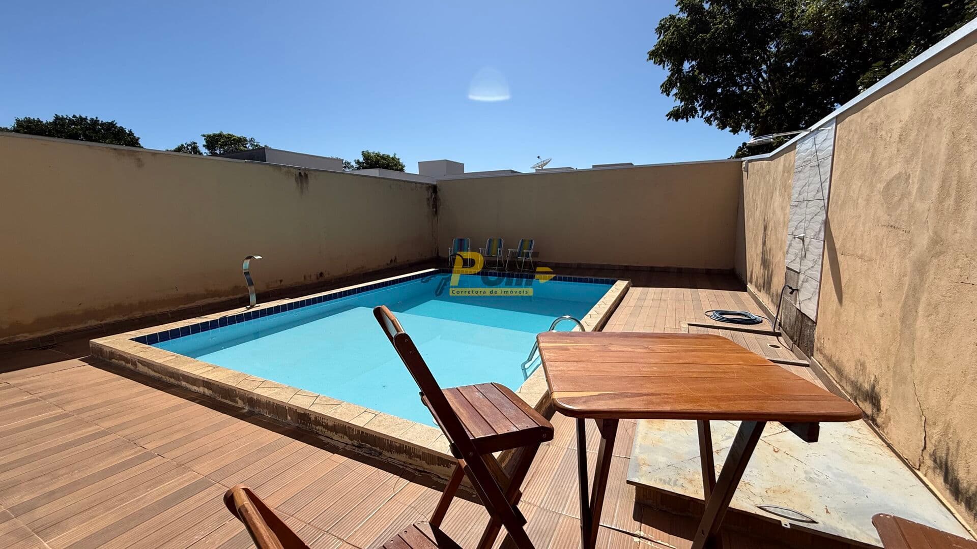Casa com 3 quartos sendo 1 suíte e piscina