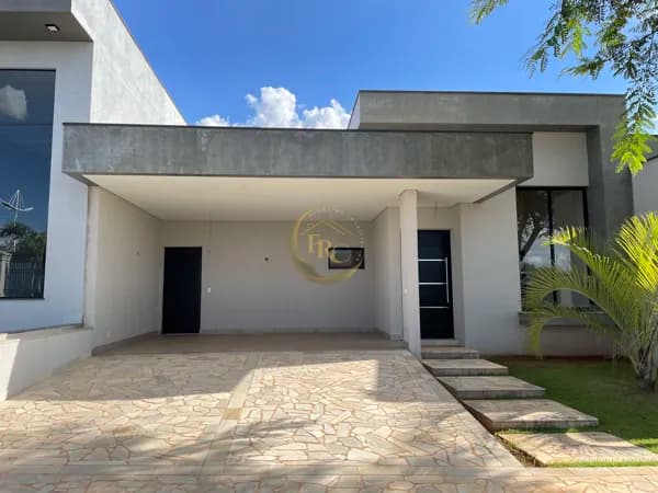 Belíssima Casa em Condomínio Fechado