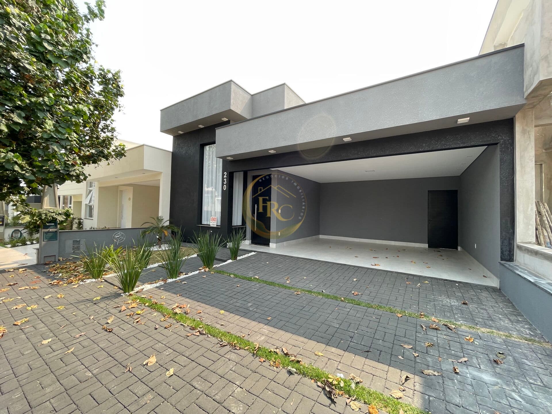Casa em Condomínio com 3 suítes e piscina