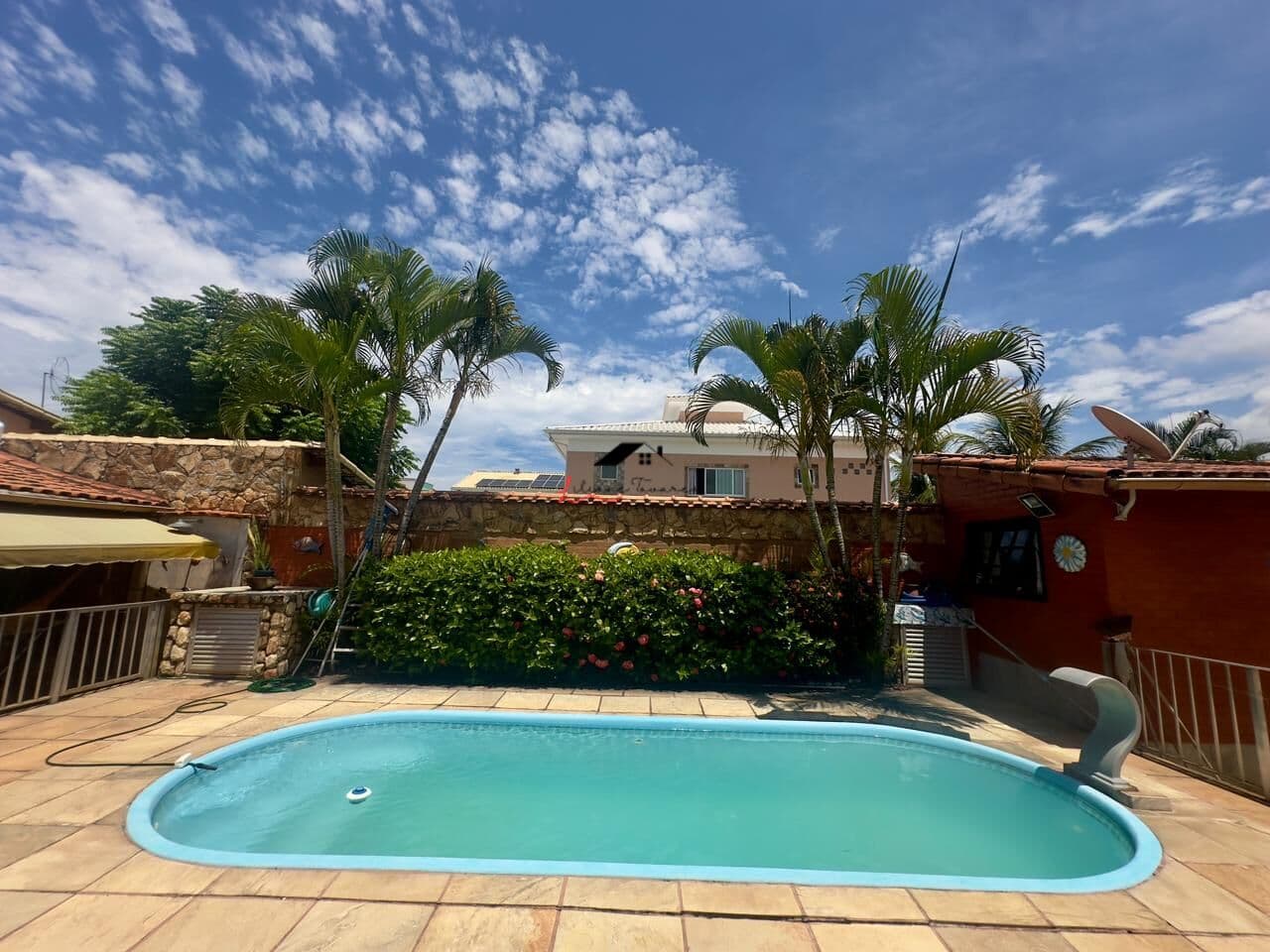 Casa com Piscina à Venda no Condomínio Elisa – 508m² de Terreno – R$ 550.000 Se você procura casa em condomínio fechado em Maricá com piscina e área gourmet, esta é uma excelente oportunidade. Localizada no Maricá, em condomínio com infraestrutura compl