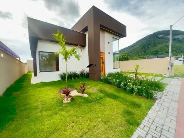 Oportunidade no Condomínio ECO PLACE | Maricá/RJ Uma casa moderna, elegante e pronta para morar, em um dos condomínios que mais valorizam em Maricá!