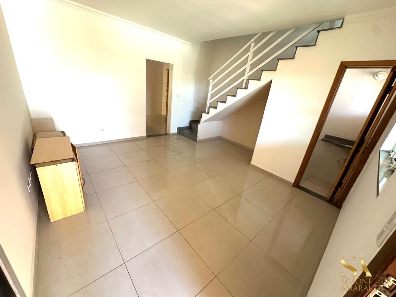 SOBRADO AO LADO DA RUA CARIJÓS /SA
