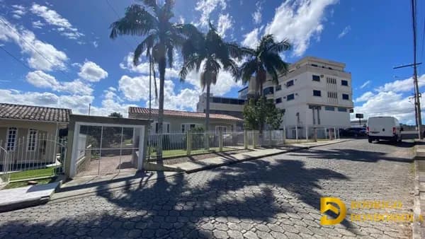 Aproveite a oportunidade de adquirir esta bela casa em um terreno amplo no Rio Maina - Criciúma