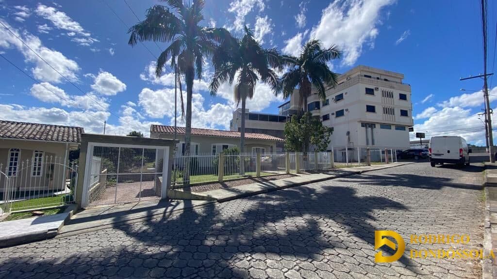 Aproveite a oportunidade de adquirir esta bela casa em um terreno amplo no Rio Maina - Criciúma