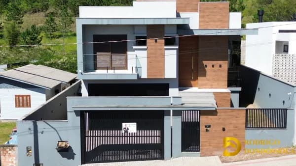 Descubra o luxo e o conforto em cada detalhe desta magnífica residência, situada em um bairro valorizado e a apenas 2 KM do Centro de Criciúma.