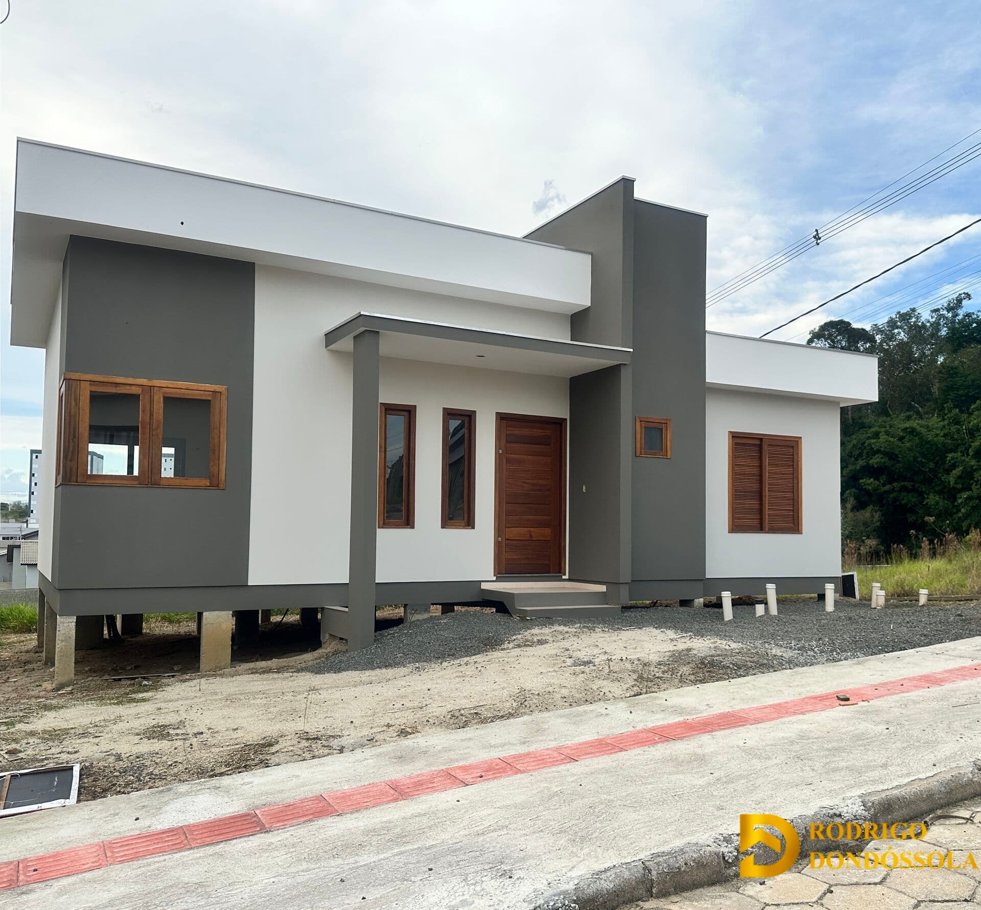 🏡 CASA DE ESQUINA, NOVA, PRONTA PARA MORAR — MODERNA, ALTA E COM UM PROJETO DIFERENCIADO!