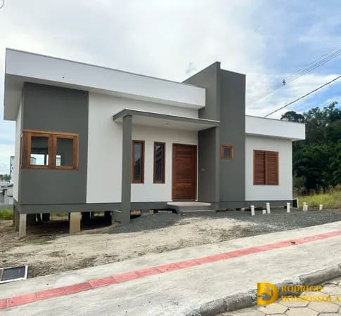 🏡 CASA DE ESQUINA, NOVA, PRONTA PARA MORAR — MODERNA, ALTA E COM UM PROJETO DIFERENCIADO!